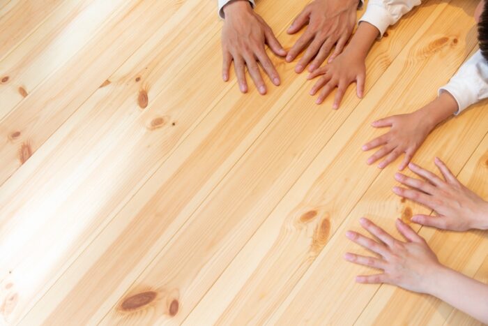 傷・汚れ・ニオイに強い！子育て家庭に最適な「床材・壁材」の種類と選び方