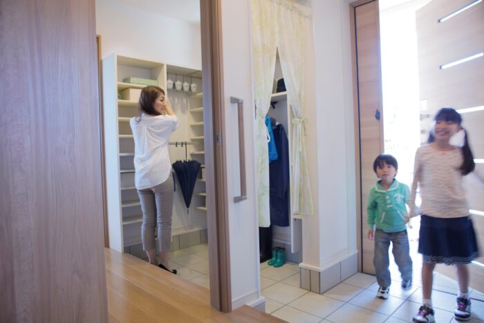 年末年始の来客も怖くない！玄関をスッキリ保つ土間収納とシューズクロークの賢い設計