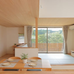 【大津市/新築】畳リビングでゆったり過ごす、景色を楽しむ吹抜けのお家